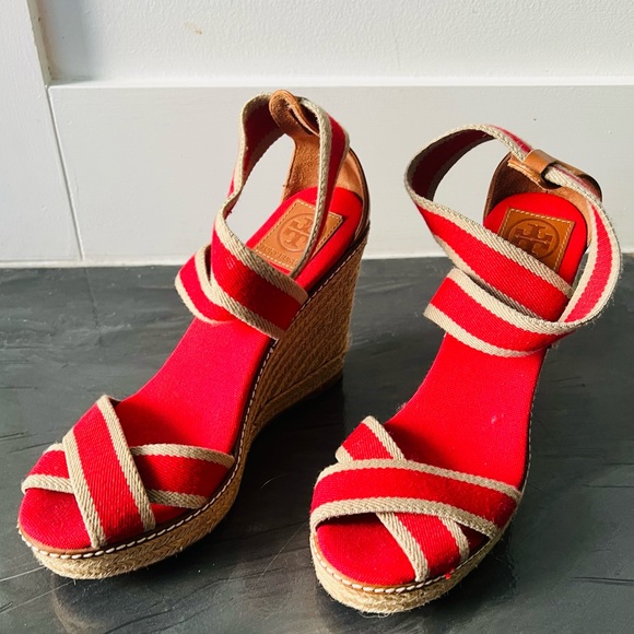 Beautiful never worn Tory Burch shoes - Picture 3 of 5